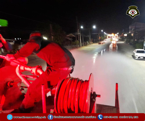 ดับเพลิงนครแม่สอด ดำเนินการฉีดพ่นละอองน้ำ เพื่อลดปริมาณฝุ่นละออง PM 2.5 ในอากาศ