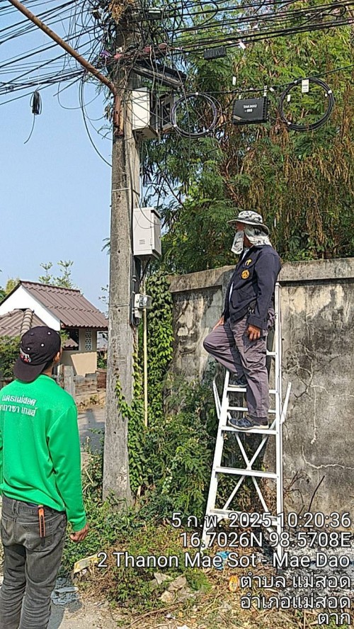 เจ้าหน้าที่กองยุทธศาสตร์และงบประมาณ ดำเนินการตามคำร้องขอติดตั้ง และซ่อมแซมเคเบิ้ลทีวี เพื่อการศึกษาเทศบาลนครแม่สอด