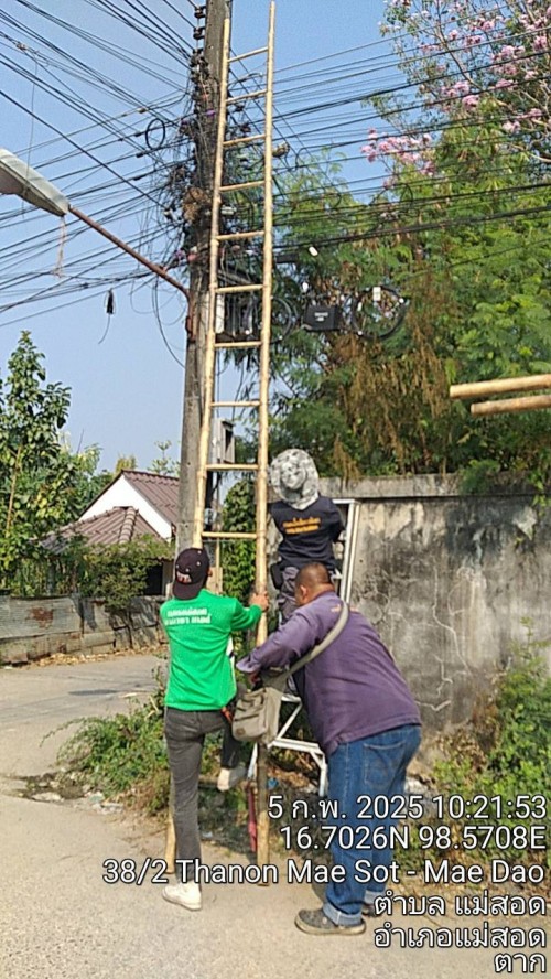 เจ้าหน้าที่กองยุทธศาสตร์และงบประมาณ ดำเนินการตามคำร้องขอติดตั้ง และซ่อมแซมเคเบิ้ลทีวี เพื่อการศึกษาเทศบาลนครแม่สอด