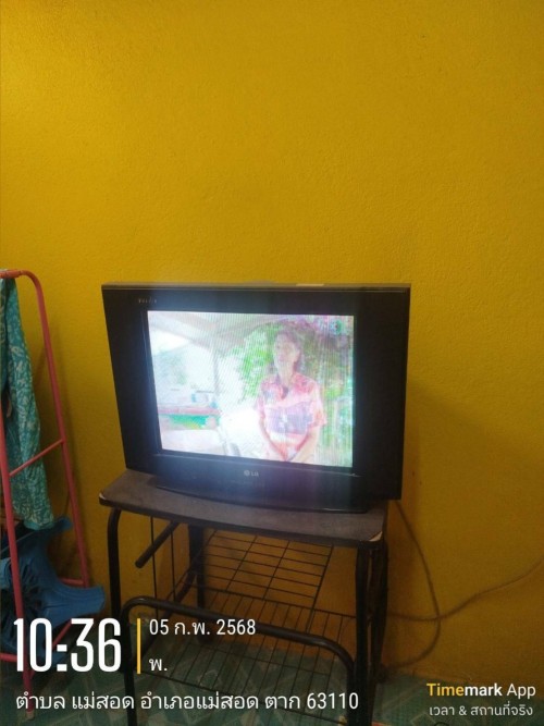 เจ้าหน้าที่กองยุทธศาสตร์และงบประมาณ ดำเนินการตามคำร้องขอติดตั้ง และซ่อมแซมเคเบิ้ลทีวี เพื่อการศึกษาเทศบาลนครแม่สอด