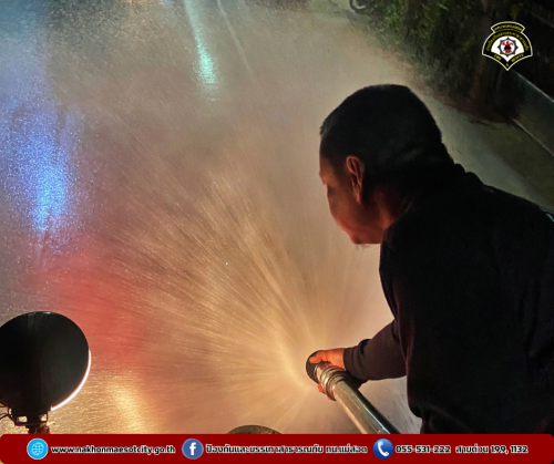  ดับเพลิงนครแม่สอด ดำเนินการฉีดพ่นละอองน้ำ เพื่อลดปริมาณฝุ่นละออง PM 2.5 ในอากาศ