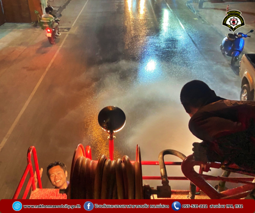  ดับเพลิงนครแม่สอด ดำเนินการฉีดพ่นละอองน้ำ เพื่อลดปริมาณฝุ่นละออง PM 2.5 ในอากาศ