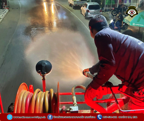  ดับเพลิงนครแม่สอด ดำเนินการฉีดพ่นละอองน้ำ เพื่อลดปริมาณฝุ่นละออง PM 2.5 ในอากาศ