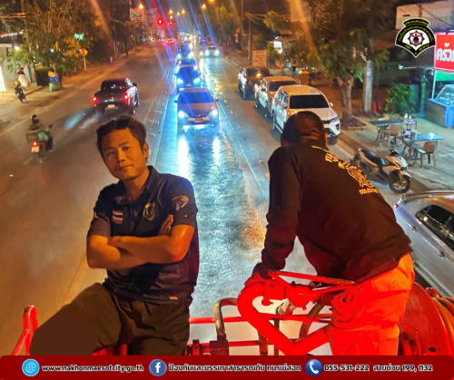  ดับเพลิงนครแม่สอด ดำเนินการฉีดพ่นละอองน้ำ เพื่อลดปริมาณฝุ่นละออง PM 2.5 ในอากาศ