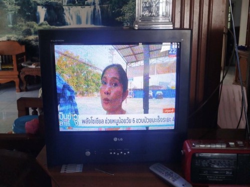 เจ้าหน้าที่กองยุทธศาสตร์และงบประมาณ ดำเนินการตามคำร้องขอติดตั้ง และซ่อมแซมเคเบิ้ลทีวี เพื่อการศึกษาเทศบาลนครแม่สอด