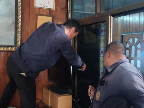 เจ้าหน้าที่กองยุทธศาสตร์และงบประมาณ ดำเนินการตามคำร้องขอติดตั้ง และซ่อมแซมเคเบิ้ลทีวี เพื่อการศึกษาเทศบาลนครแม่สอด