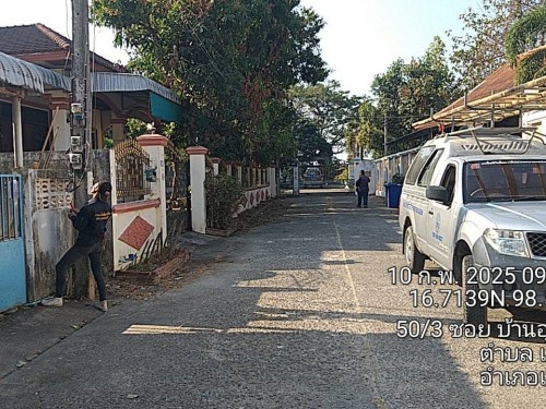 เจ้าหน้าที่กองยุทธศาสตร์และงบประมาณ ดำเนินการตามคำร้องขอติดตั้ง และซ่อมแซมเคเบิ้ลทีวี เพื่อการศึกษาเทศบาลนครแม่สอด