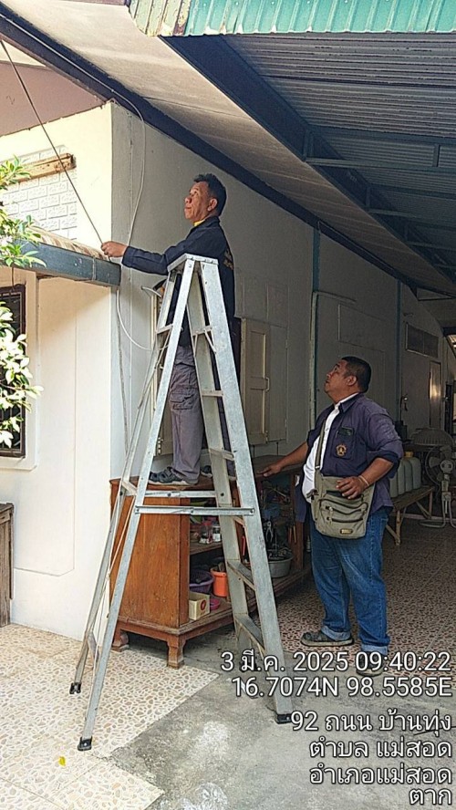 เจ้าหน้าที่กองยุทธศาสตร์และงบประมาณ ดำเนินการตามคำร้องขอติดตั้งเคเบิ้ลทีวี เพื่อการศึกษาเทศบาลนครแม่สอด ชุมชนประชารักษ์