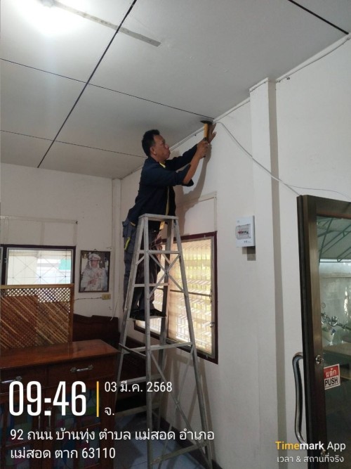 เจ้าหน้าที่กองยุทธศาสตร์และงบประมาณ ดำเนินการตามคำร้องขอติดตั้งเคเบิ้ลทีวี เพื่อการศึกษาเทศบาลนครแม่สอด ชุมชนประชารักษ์