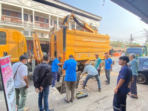 ดูดโคลน บริเวณสี่แยกโรงเรียนเทศบาลวัดมณีไพรสณฑ์