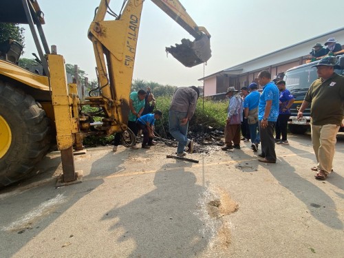  เปิดฝาท่อระบายน้ำซอยหลังโรงเรียนอนุบาลการุณ