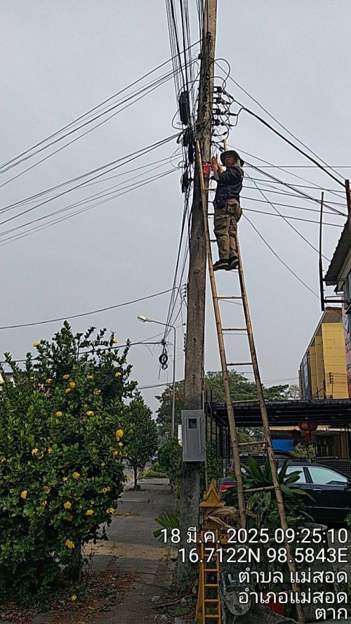 เจ้าหน้าที่กองยุทธศาสตร์และงบประมาณ ดำเนินการตามคำร้อง ขอซ่อมแซมเคเบิ้ลทีวี ชุมชนร่วมแรงและชุมชนสองแควสอง