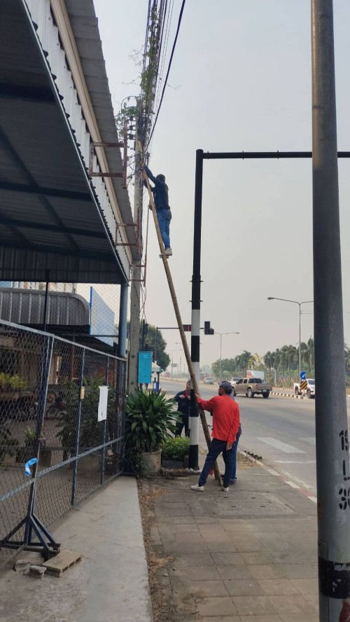 เจ้าหน้าที่กองยุทธศาสตร์และงบประมาณ ดำเนินการตามคำร้อง ขอซ่อมแซมเคเบิ้ลทีวี ชุมชนร่วมแรงและชุมชนสองแควสอง