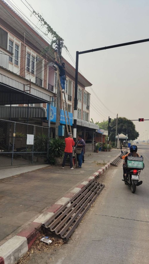 เจ้าหน้าที่กองยุทธศาสตร์และงบประมาณ ดำเนินการตามคำร้อง ขอซ่อมแซมเคเบิ้ลทีวี ชุมชนร่วมแรงและชุมชนสองแควสอง