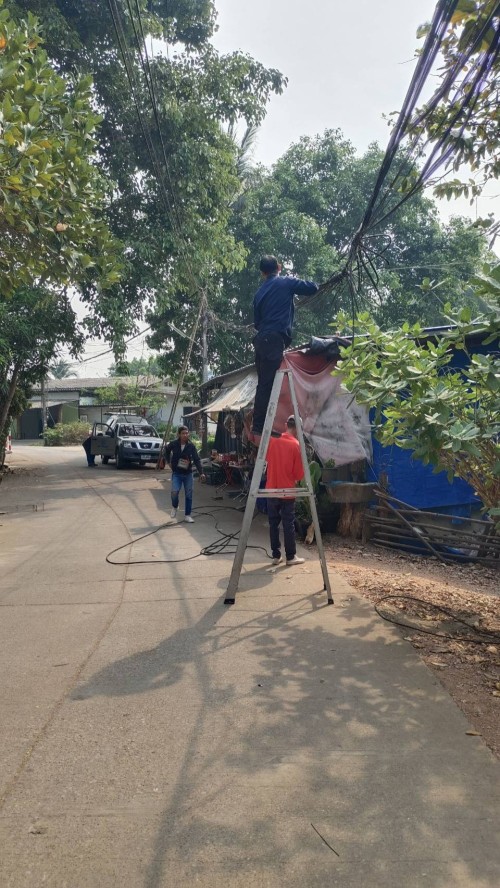 เจ้าหน้าที่กองยุทธศาสตร์และงบประมาณ ดำเนินการตามคำร้อง ขอซ่อมแซมเคเบิ้ลทีวี ชุมชนร่วมแรงและชุมชนสองแควสอง