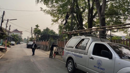 เจ้าหน้าที่กองยุทธศาสตร์และงบประมาณ ดำเนินการตามคำร้อง ขอซ่อมแซมเคเบิ้ลทีวี ชุมชนอินทรศีรี1