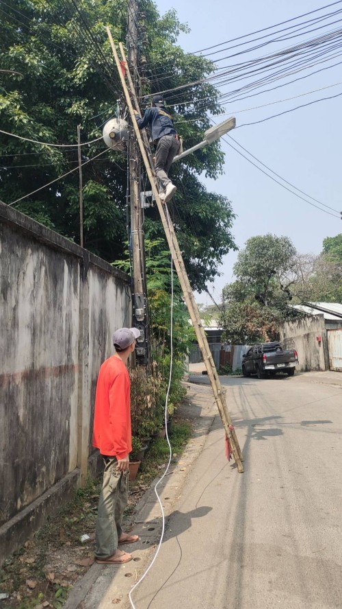 เจ้าหน้าที่กองยุทธศาสตร์และงบประมาณ ดำเนินการตามคำร้อง ขอซ่อมแซมเคเบิ้ลทีวี ชุมชนชุมพลพัฒนา และชุมชนร่วมแรง