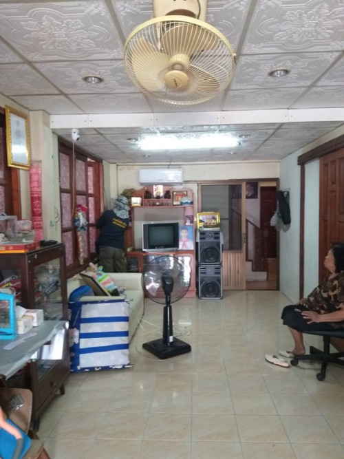 เจ้าหน้าที่กองยุทธศาสตร์และงบประมาณ ดำเนินการตามคำร้อง ขอซ่อมแซมเคเบิ้ลทีวี ชุมชนประชารักษ์