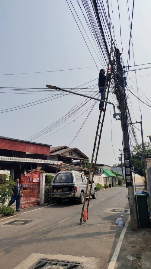 เจ้าหน้าที่กองยุทธศาสตร์และงบประมาณ ดำเนินการตามคำร้อง ขอซ่อมแซมเคเบิ้ลทีวี ชุมชนประชารักษ์