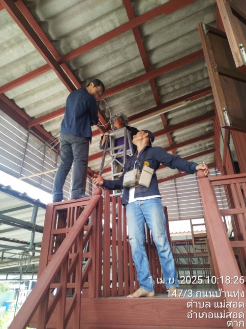 เจ้าหน้าที่กองยุทธศาสตร์และงบประมาณ ดำเนินการตามคำร้อง ขอซ่อมแซมเคเบิ้ลทีวี ชุมชนประชารักษ์