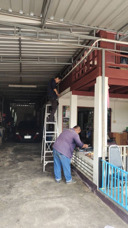 เจ้าหน้าที่กองยุทธศาสตร์และงบประมาณ ดำเนินการตามคำร้อง ขอซ่อมแซมเคเบิ้ลทีวี ชุมชนประชารักษ์