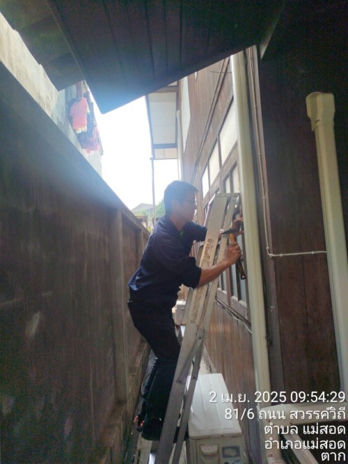 เจ้าหน้าที่กองยุทธศาสตร์และงบประมาณ ดำเนินการตามคำร้อง ขอซ่อมแซมเคเบิ้ลทีวี ชุมชนชุมพลพัฒนา