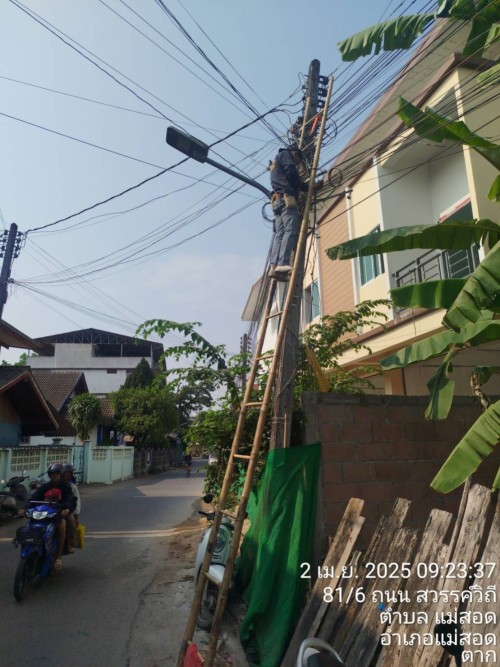 เจ้าหน้าที่กองยุทธศาสตร์และงบประมาณ ดำเนินการตามคำร้อง ขอซ่อมแซมเคเบิ้ลทีวี ชุมชนชุมพลพัฒนา