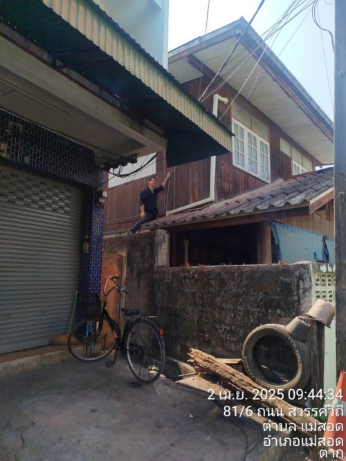 เจ้าหน้าที่กองยุทธศาสตร์และงบประมาณ ดำเนินการตามคำร้อง ขอซ่อมแซมเคเบิ้ลทีวี ชุมชนชุมพลพัฒนา