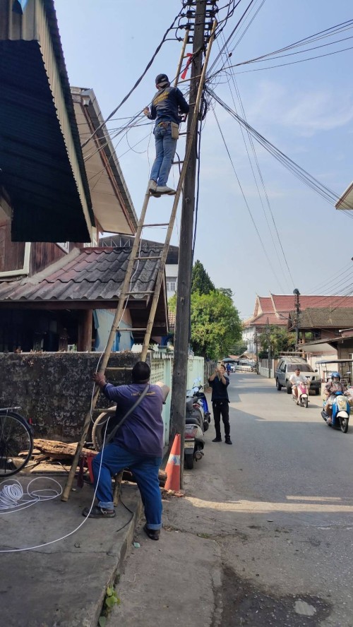 เจ้าหน้าที่กองยุทธศาสตร์และงบประมาณ ดำเนินการตามคำร้อง ขอซ่อมแซมเคเบิ้ลทีวี ชุมชนชุมพลพัฒนา