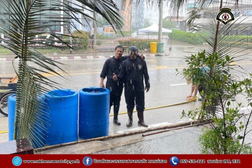 ดับเพลิงนครแม่สอด ฉีดล้างทำความสะอาดถนน บริเวณจุดจัดให้เล่นน้ำสงกรานต์ (Zoning) ถนนยอดข้าว