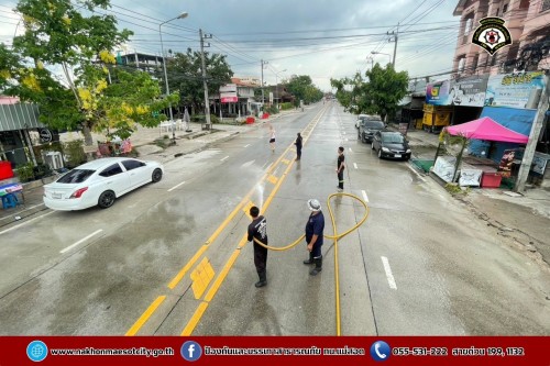 ดับเพลิงนครแม่สอด ฉีดล้างทำความสะอาดถนน บริเวณจุดจัดให้เล่นน้ำสงกรานต์ (Zoning) ถนนยอดข้าว