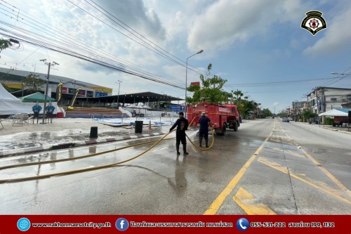 ดับเพลิงนครแม่สอด ฉีดล้างทำความสะอาดถนน บริเวณจุดจัดให้เล่นน้ำสงกรานต์ (Zoning) ถนนยอดข้าว