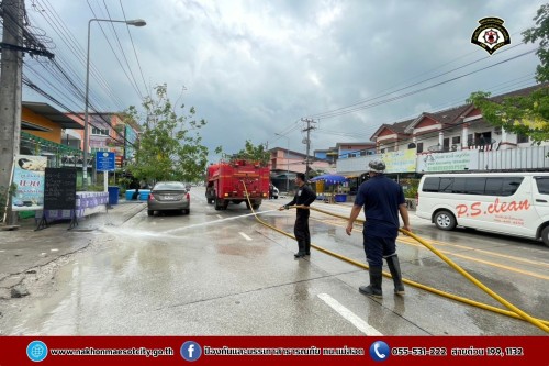 ดับเพลิงนครแม่สอด ฉีดล้างทำความสะอาดถนน บริเวณจุดจัดให้เล่นน้ำสงกรานต์ (Zoning) ถนนยอดข้าว