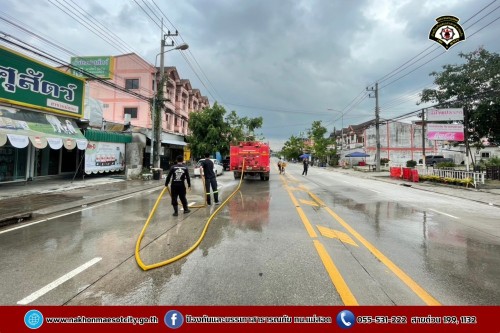 ดับเพลิงนครแม่สอด ฉีดล้างทำความสะอาดถนน บริเวณจุดจัดให้เล่นน้ำสงกรานต์ (Zoning) ถนนยอดข้าว