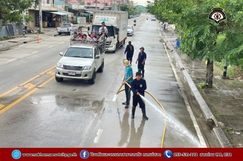 ดับเพลิงนครแม่สอด ฉีดล้างทำความสะอาดถนน บริเวณจุดจัดให้เล่นน้ำสงกรานต์ (Zoning) ถนนยอดข้าว