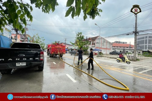 ดับเพลิงนครแม่สอด ฉีดล้างทำความสะอาดถนน บริเวณจุดจัดให้เล่นน้ำสงกรานต์ (Zoning) ถนนยอดข้าว