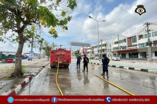 ดับเพลิงนครแม่สอด ฉีดล้างทำความสะอาดถนน บริเวณจุดจัดให้เล่นน้ำสงกรานต์ (Zoning) ถนนยอดข้าว