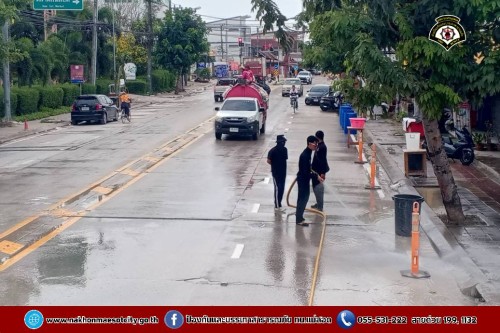 ดับเพลิงนครแม่สอด ฉีดล้างทำความสะอาดถนน บริเวณจุดจัดให้เล่นน้ำสงกรานต์ (Zoning) ถนนยอดข้าว