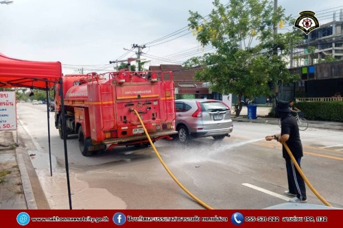 ดับเพลิงนครแม่สอด ฉีดล้างทำความสะอาดถนน บริเวณจุดจัดให้เล่นน้ำสงกรานต์ (Zoning) ถนนยอดข้าว