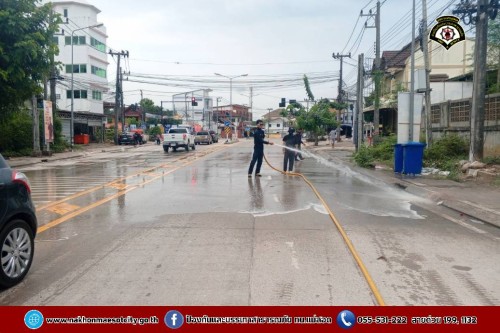 ดับเพลิงนครแม่สอด ฉีดล้างทำความสะอาดถนน บริเวณจุดจัดให้เล่นน้ำสงกรานต์ (Zoning) ถนนยอดข้าว