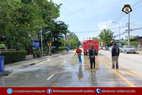 ดับเพลิงนครแม่สอด ฉีดล้างทำความสะอาดถนน บริเวณจุดจัดให้เล่นน้ำสงกรานต์ (Zoning) ถนนยอดข้าว