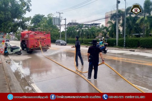 ดับเพลิงนครแม่สอด ฉีดล้างทำความสะอาดถนน บริเวณจุดจัดให้เล่นน้ำสงกรานต์ (Zoning) ถนนยอดข้าว