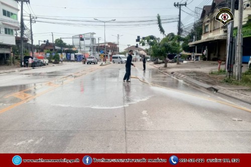 ดับเพลิงนครแม่สอด ฉีดล้างทำความสะอาดถนน บริเวณจุดจัดให้เล่นน้ำสงกรานต์ (Zoning) ถนนยอดข้าว