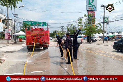 ดับเพลิงนครแม่สอด ฉีดล้างทำความสะอาดถนน บริเวณจุดจัดให้เล่นน้ำสงกรานต์ (Zoning) ถนนยอดข้าว