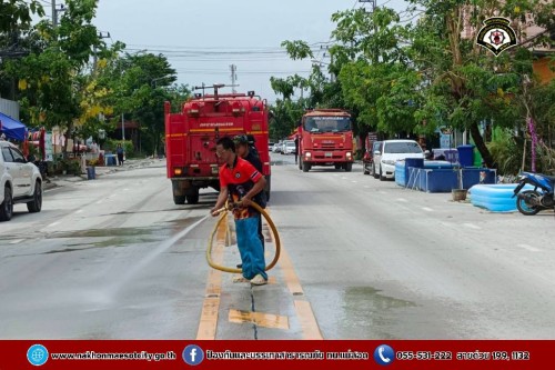 ดับเพลิงนครแม่สอด ฉีดล้างทำความสะอาดถนน บริเวณจุดจัดให้เล่นน้ำสงกรานต์ (Zoning) ถนนยอดข้าว