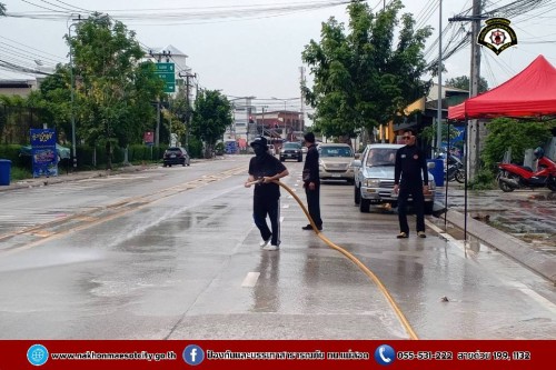 ดับเพลิงนครแม่สอด ฉีดล้างทำความสะอาดถนน บริเวณจุดจัดให้เล่นน้ำสงกรานต์ (Zoning) ถนนยอดข้าว