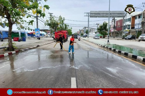 ดับเพลิงนครแม่สอด ฉีดล้างทำความสะอาดถนน บริเวณจุดจัดให้เล่นน้ำสงกรานต์ (Zoning) ถนนยอดข้าว
