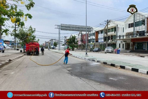 ดับเพลิงนครแม่สอด ฉีดล้างทำความสะอาดถนน บริเวณจุดจัดให้เล่นน้ำสงกรานต์ (Zoning) ถนนยอดข้าว