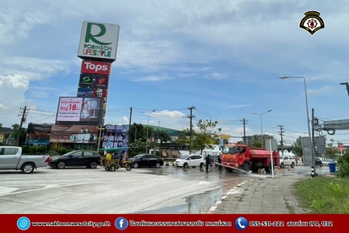 ดับเพลิงนครแม่สอด ฉีดล้างทำความสะอาดถนน บริเวณจุดจัดให้เล่นน้ำสงกรานต์ (Zoning) ถนนยอดข้าว