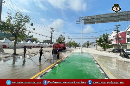 ดับเพลิงนครแม่สอด ฉีดล้างทำความสะอาดถนน บริเวณจุดจัดให้เล่นน้ำสงกรานต์ (Zoning) ถนนยอดข้าว